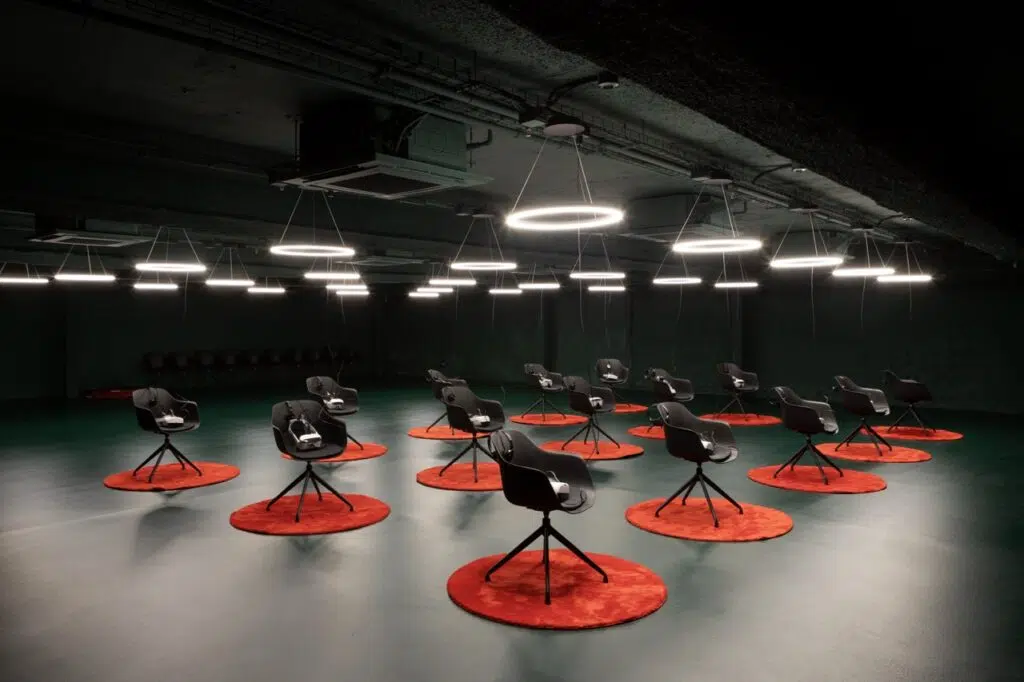 Instalación de realidad virtual Enxaneta de Seeds XR sobre castells, correfoc y Sant Jordi, en White Rabbit Barcelona